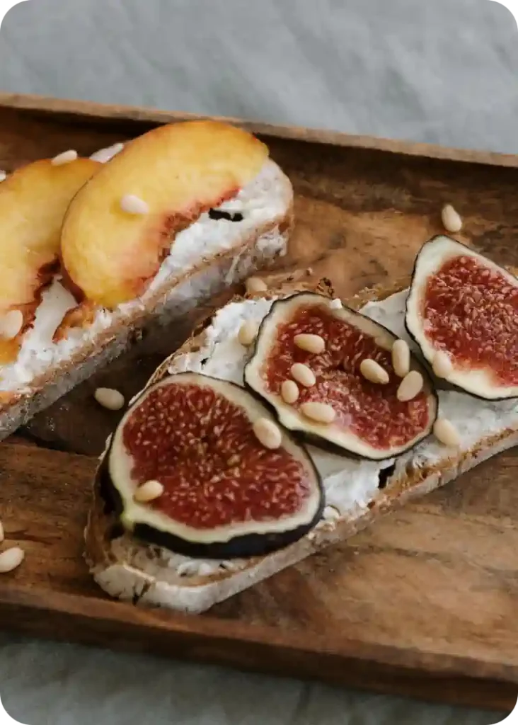 leckeres Frühstück mit Brot und Früchten
