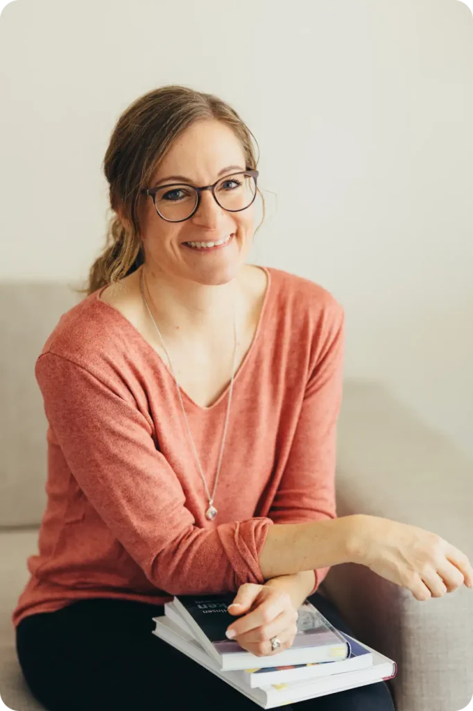 Sympathische Ernährungsberaterin mit warmem, einladendem Lächeln