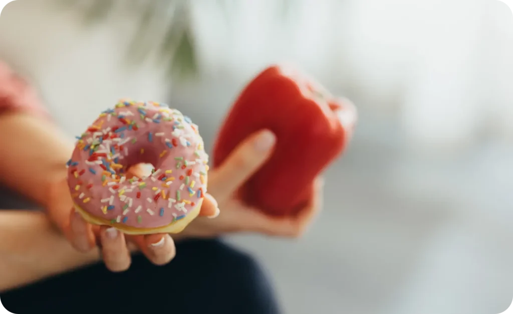 einen Donut und eine rote Paprika